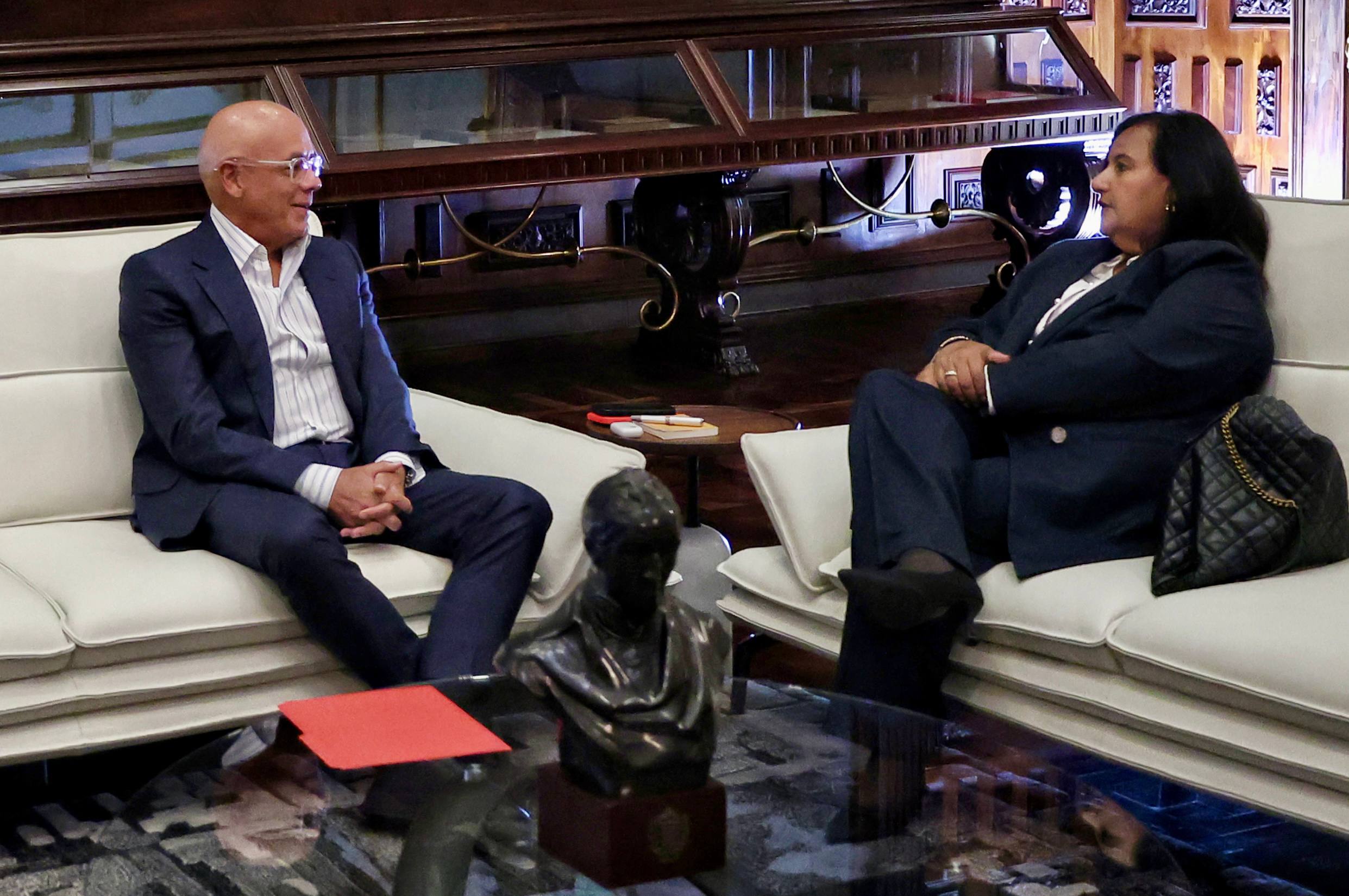 + Comunicado | Inician las conversaciones: Primera reunión entre Dinorah Figuera y Jorge Rodríguez, esto es lo que se sabe