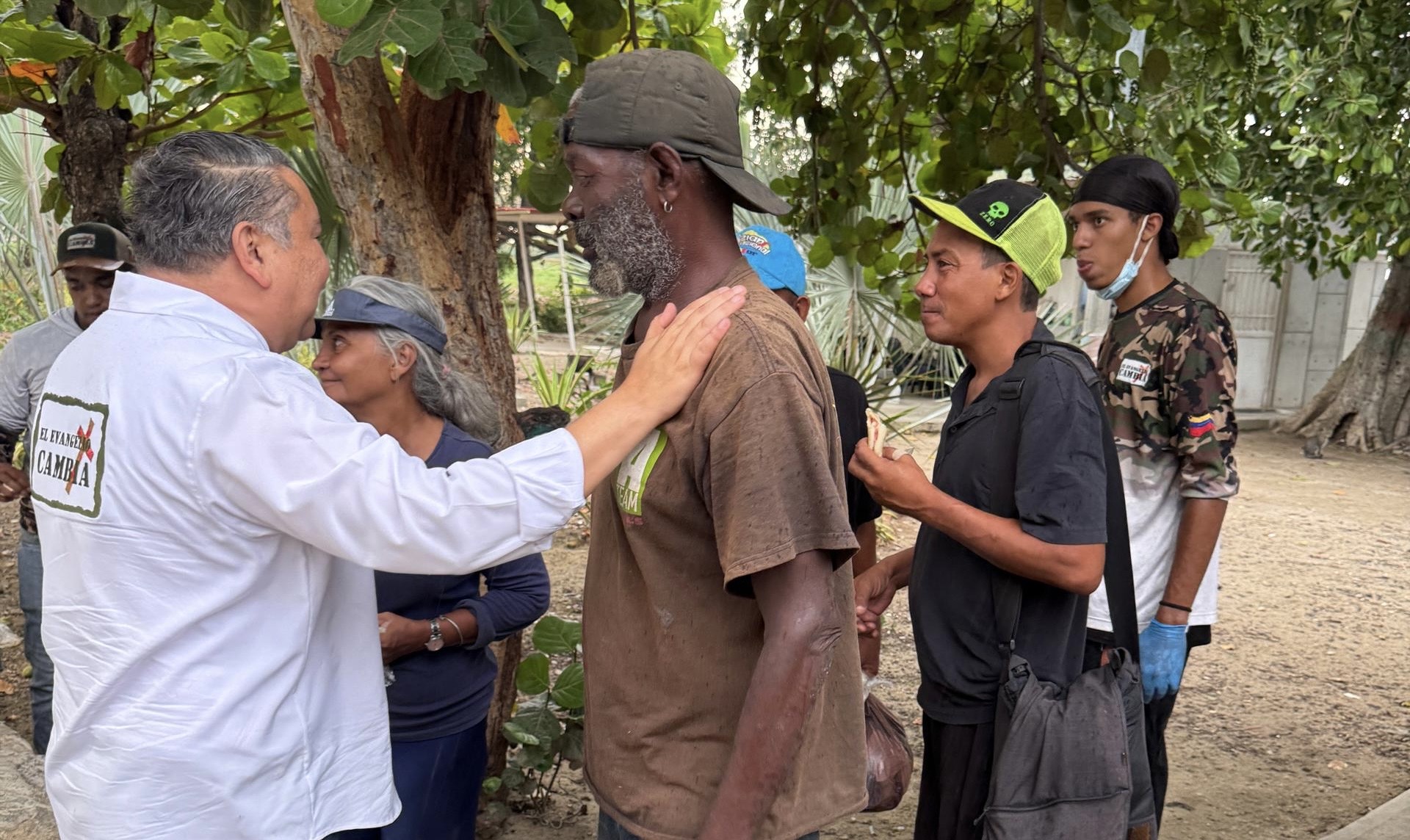 Alimento, consuelo y oración: El Evangelio Cambia se desplegó para apoyar a damnificados de La Guaira